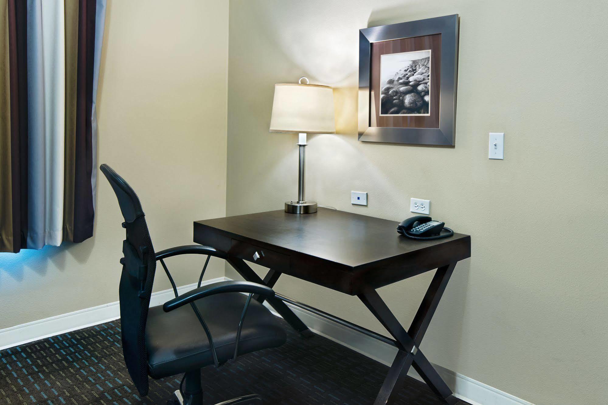 Oxford Suites Silverdale Bagian luar foto