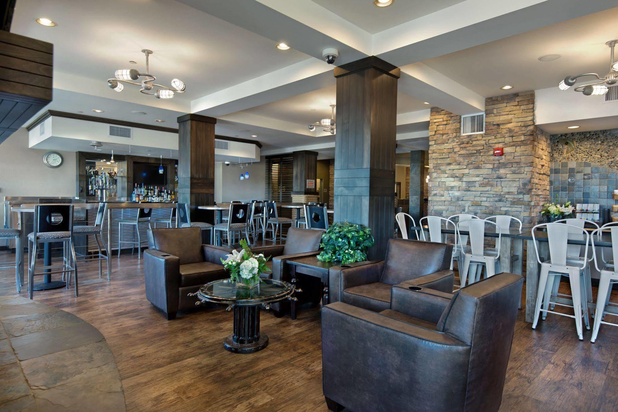 Oxford Suites Silverdale Bagian luar foto